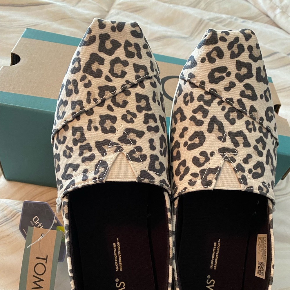Toms leopard print shoes new with tags
